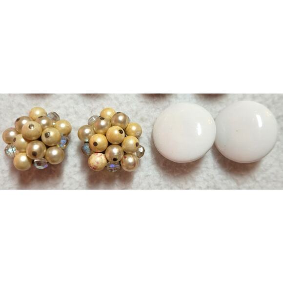 Vintage Clip On Earrings Lot White Cream Button Cluster Signed Laguna Richelieu - Picture 4 of 6